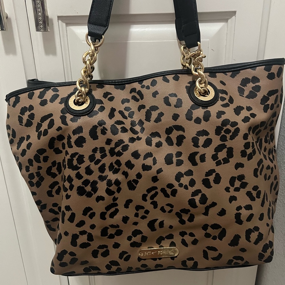 Closure type
Clamp
Outer material
Leather
Style
Tote Bag
Number of pockets
3 - Picture 8 of 9